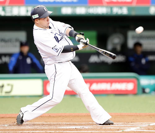 西武対楽天　6回裏西武無死三塁、山川は左翼に2点本塁打を放つ（撮影・浅見桂子）