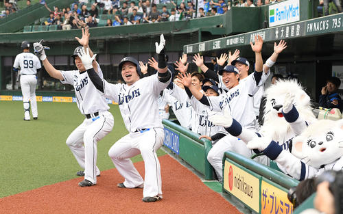 西武対楽天　6回裏西武無死三塁、左越え2点本塁打を放った山川（中央）は秋山（左）らナインと一緒にどすこいポーズ（撮影・鈴木みどり）