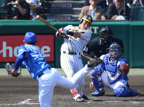 阪神対DeNA　2回裏阪神無死一、二塁、木浪聖也は同点の左前適時打を放つ（撮影・上山淳一）