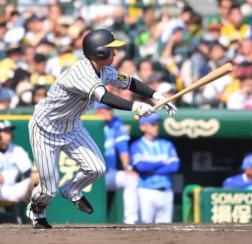 阪神対DeNA　2回裏阪神1死一、二塁、左前に勝ち越し適時打を放つ近本光司（撮影・上田博志）
