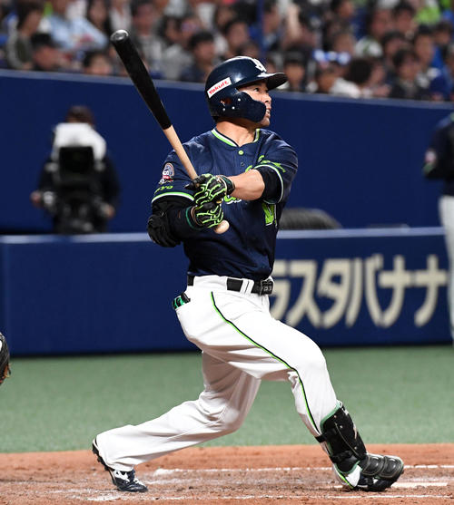 中日対ヤクルト　4回表ヤクルト1死一塁、雄平は右越え2点本塁打を放つ（撮影・前岡正明）