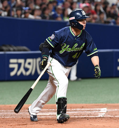 中日対ヤクルト　4回表ヤクルト1死一塁、雄平は右越え2点本塁打を放つ（撮影・前岡正明）