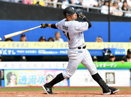 ロッテ対日本ハム　2回裏ロッテ1死、レアードは中越えソロ本塁打を放つ（撮影・滝沢徹郎）