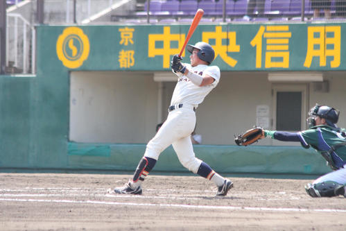 2ランを放つ大商大・笹治（撮影・柏原誠）