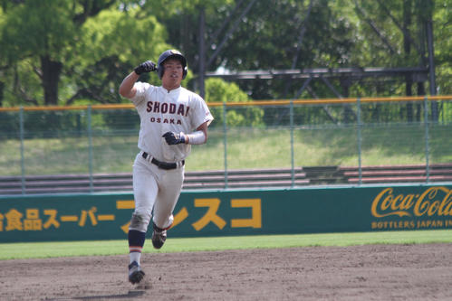 2ランを放ちガッツポーズの大商大・笹治（撮影・柏原誠）