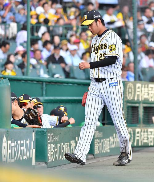 5回途中5失点で降板する高橋遥人（左）（撮影・上田博志）