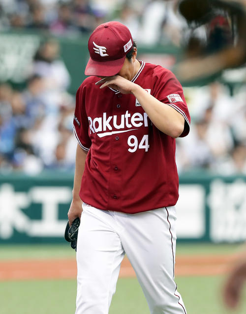 西武対楽天　4回裏西武の攻撃を終え、悔しそうに汗をぬぐいながら引き揚げる楽天の石橋（撮影・浅見桂子）