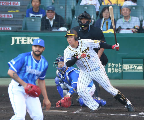 7回裏阪神1死二塁、大山は同点の中前適時打を放つ（撮影・上山淳一）