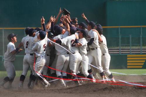 優勝した大商大は喜び爆発（撮影・柏原誠）