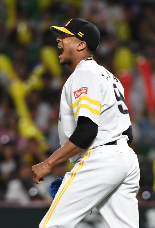 ソフトバンク対オリックス　マウンドで気合いを入れるミランダは2勝目を挙げる（撮影・今浪浩三）