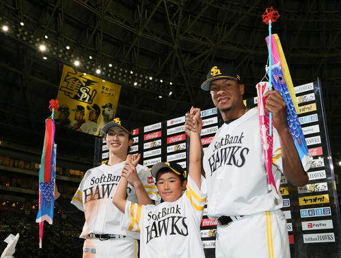 オリックスに連勝し、お立ち台でポーズをとるソフトバンク周東（左）とミランダ（右）（撮影・栗木一考）