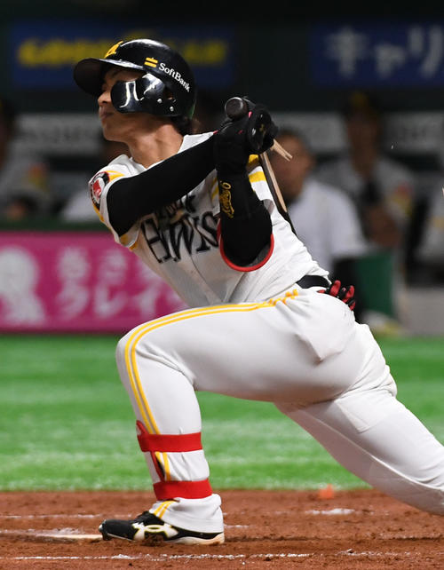 ソフトバンク対オリックス　3回裏ソフトバンク2死三塁、今宮はバットを折りながら中前に先制の適時打を放つ（撮影・今浪浩三）