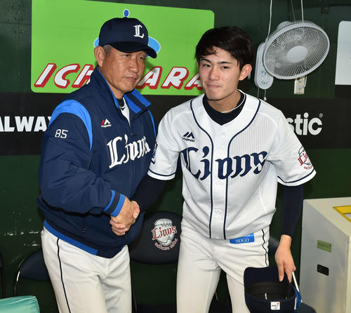 西西武対楽天　プロ初完封の西武今井（右）は辻監督と笑顔で握手（撮影・鈴木みどり）
