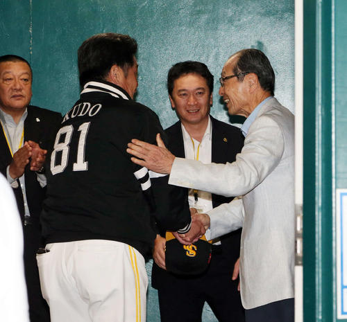 誕生日を勝利で飾った工藤公康監督（左）は王貞治ソフトバンク球団会長の出迎えを受ける（撮影・栗木一考）