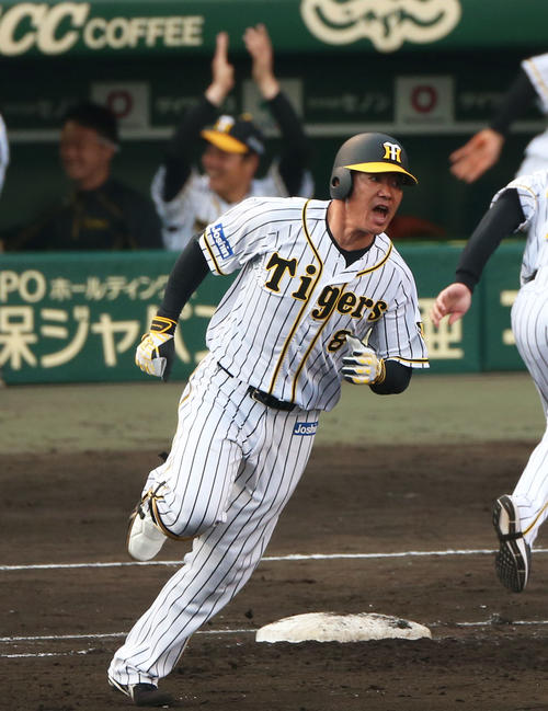 阪神対DeNA　9回裏阪神2死一塁、福留は右越えサヨナラ2点本塁打を放ち雄たけびをあげベースをまわる（撮影・上山淳一）