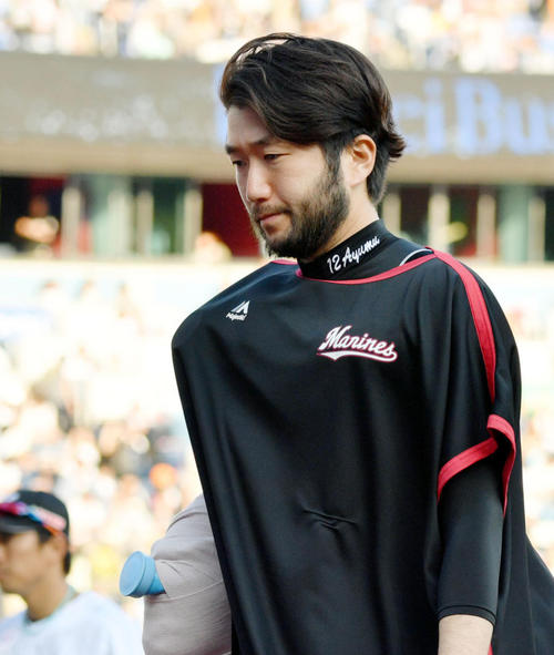 ロッテ対日本ハム　試合に敗れ肩を落とし引き揚げるロッテ石川（手前）ら（撮影・滝沢徹郎）