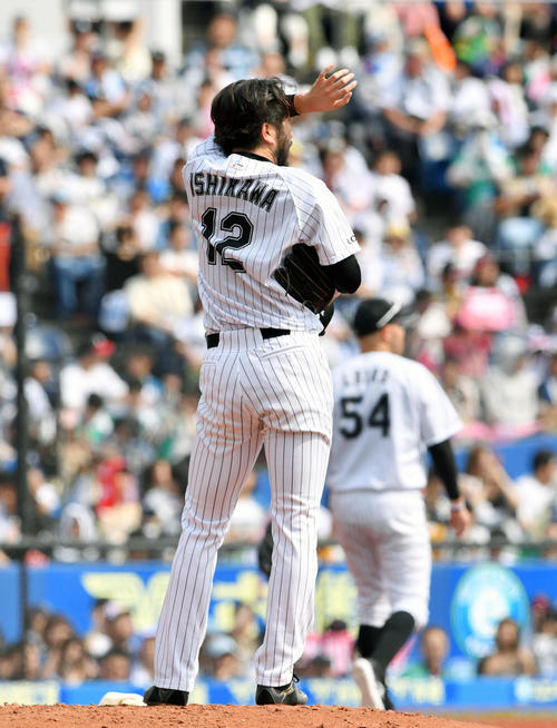ロッテ対日本ハム　2回表日本ハム2死二、三塁、西川に2点適時二塁打を打たれ汗をぬぐうロッテ石川（撮影・滝沢徹郎）