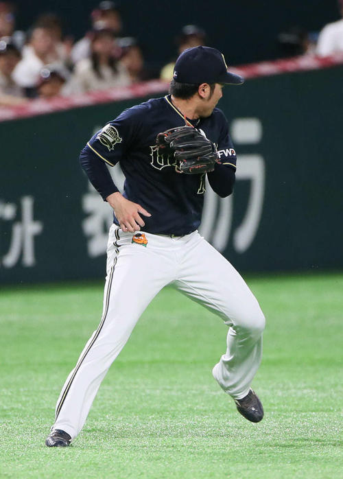 ソフトバンク対オリックス　4回裏ソフトバンク無死一塁、ジュリスベル・グラシアルの打球を後逸する大城滉二（撮影・栗木一考）＝2019年5月5日、ヤフオクドーム