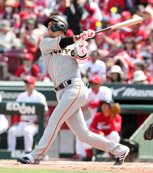 広島対巨人　3回表巨人無死、左越え本塁打を放つ坂本勇（撮影・垰建太）