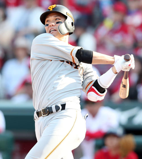 広島対巨人　9回表巨人1死二塁、同点となる左前適時打を放つ坂本勇（撮影・垰建太）