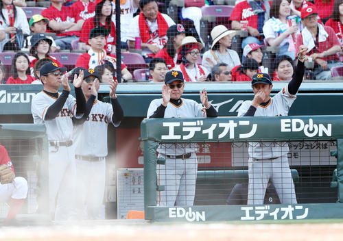 広島対巨人　9回表巨人1死二塁、坂本勇が同点となる左前打適時打を放ち、ベンチから拍手を送る原監督（右から2人目）（撮影・前田充）