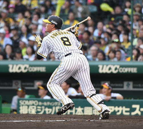 阪神対DeNA　9回裏阪神2死一塁、福留は右越え2点本塁打を放ちサヨナラとする（撮影・奥田泰也）