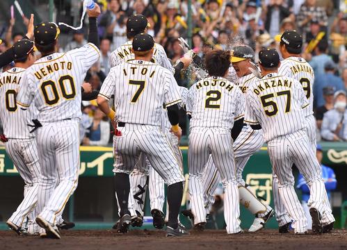 阪神対DeNA　9回裏阪神2死一塁、福留（右から3人目）はサヨナラ2点本塁打を放ち、ナインにウオーターシャワーで祝福される（撮影・上田博志）