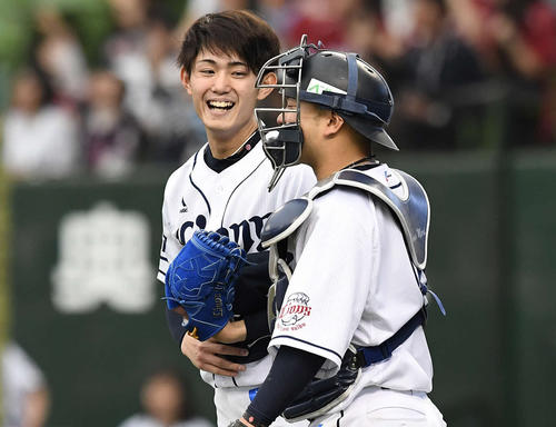 西武対楽天　プロ初完封の西武今井（左）は森と笑顔を見せる（撮影・鈴木みどり）