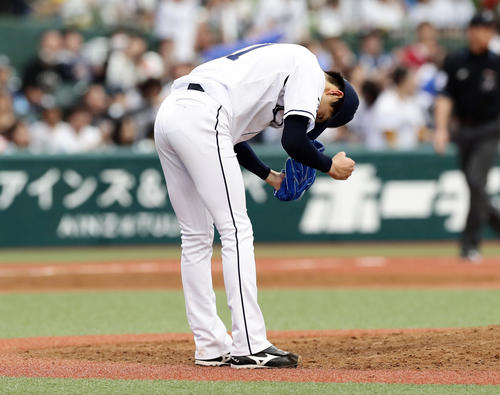 西武対楽天　9回表楽天2死、山下を二直に仕留めてプロ初完封勝利を決めた今井は、かみしめるようにガッツポーズ（撮影・浅見桂子）