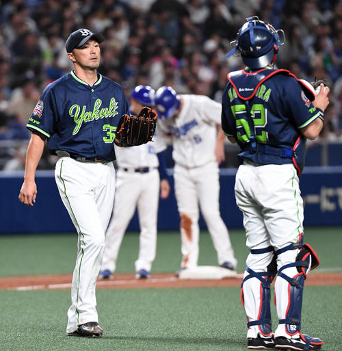中日対ヤクルト　2回裏中日無死二塁、阿部に右中間へ適時三塁打を打たれがっくりする寺原（撮影・前岡正明）