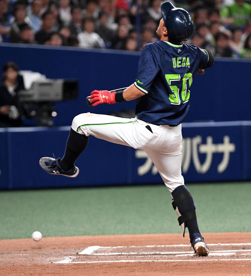 中日対ヤクルト　6回表ヤクルト無死、上田は左足に死球を受ける（撮影・前岡正明）