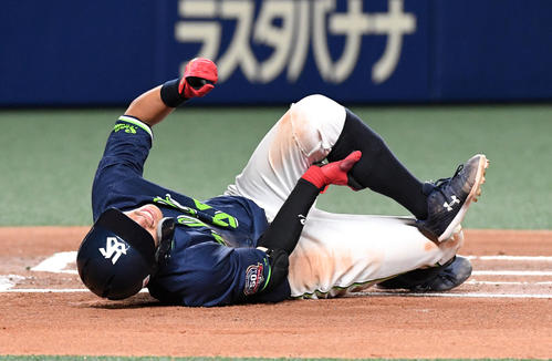 中日対ヤクルト　6回表ヤクルト無死、上田は左足に死球を受け苦痛の表情を見せる（撮影・前岡正明）