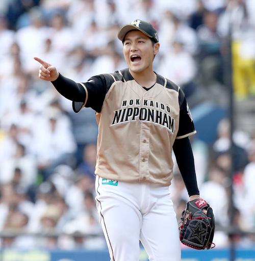 ロッテ対日本ハム　6回裏ロッテ無死一塁、レアードを併殺にとり叫ぶ鍵谷（撮影・黒川智章）