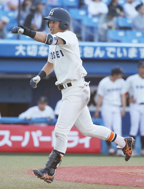 立大対法大　5回裏法大2死三塁、左中間へ2点本塁打を放ち、ガッツポーズで生還する安本（撮影・河田真司）