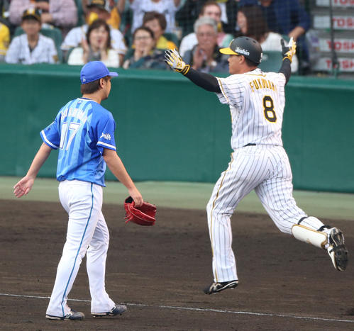 阪神対DeNA　9回裏阪神2死一塁、福留孝介（右）に右越えサヨナラ2点本塁打を浴びガックリ引き揚げる三嶋一輝（撮影・上山淳一）＝2019年5月5日、甲子園球場