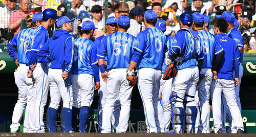 阪神対DeNA　5回攻撃前に円陣を組むDeNAナイン（撮影・上田博志）