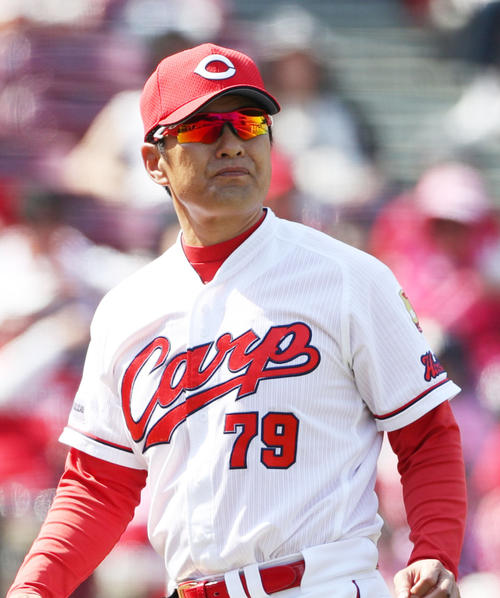 広島対巨人　4回表巨人2死一、二塁、投手交代を告げる緒方監督（撮影・前田充）