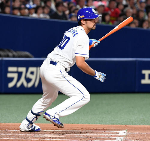中日対ヤクルト　2回裏中日1死三塁、阿知羅は右前適時打を放つ（撮影・前岡正明）