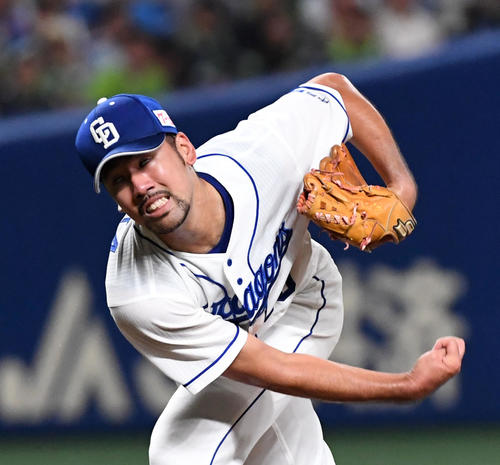 中日対ヤクルト　先発し5回を投げ2失点で初勝利を挙げた阿知羅（撮影・前岡正明）