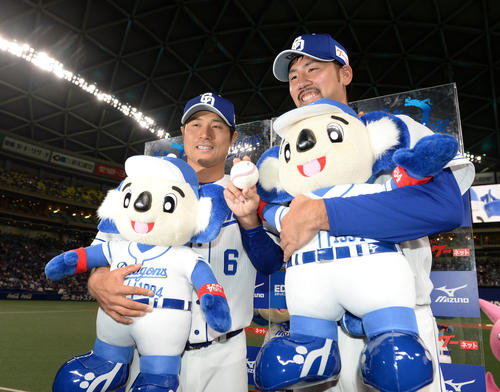 中日対ヤクルト　お立ち台で笑顔を見せる平田（左）とウイニングボールを手にする阿知羅（撮影・前岡正明）