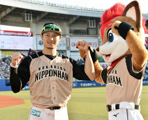 ロッテ対日本ハム　ヒーローインタビューで笑顔でポーズを決める日本ハム西川（撮影・滝沢徹郎）