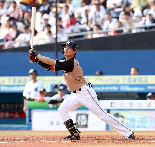 ロッテ対日本ハム　7回表日本ハム2死二塁、左前適時打を放つ西川（撮影・黒川智章）