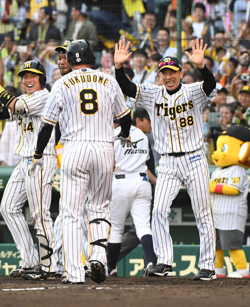 阪神対DeNA　9回裏阪神2死一塁、サヨナラ2点本塁打を放った福留を笑顔で迎える矢野監督（撮影・奥田泰也）