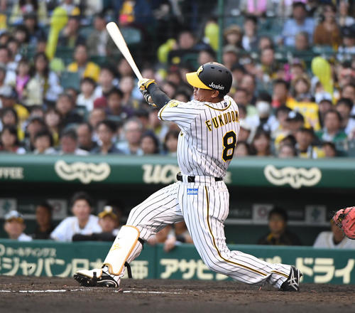 阪神対DeNA　9回裏阪神2死一塁、福留は右越え2点本塁打を放ちサヨナラとする（撮影・奥田泰也）