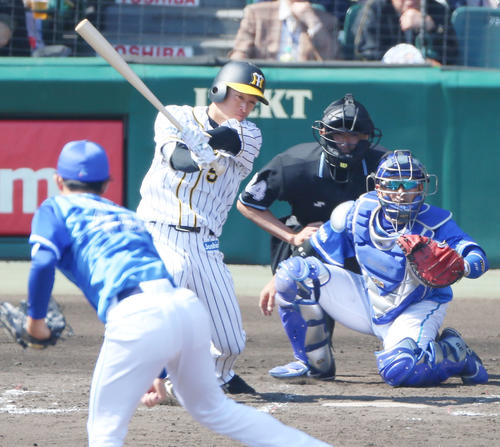 2回裏阪神1死一、二塁、近本は左前適時打を放つ（撮影・上山淳一）