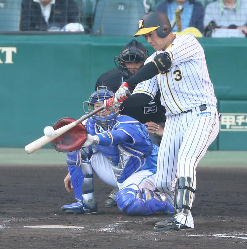 7回裏阪神1死二塁、大山は同点の中前適時打を放つ（撮影・上山淳一）