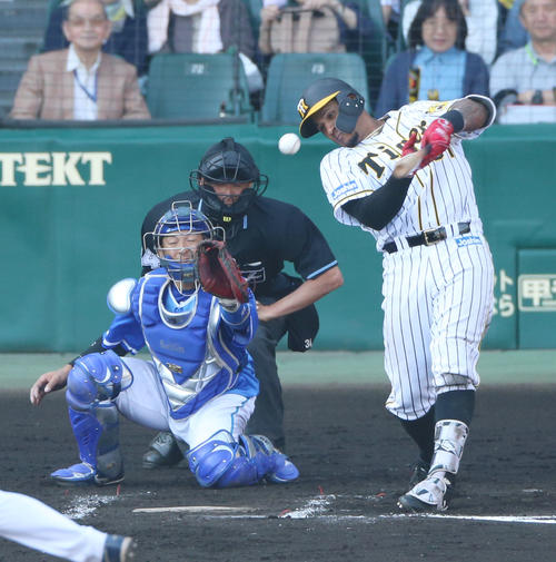 6回裏阪神1死一塁、マルテは中前打を放つ（撮影・上山淳一）