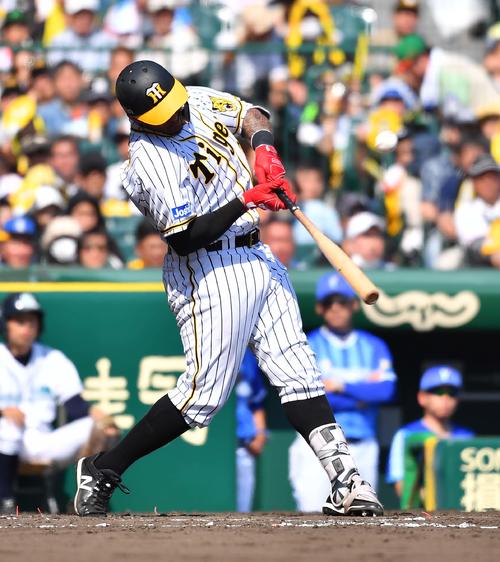 2回裏阪神無死一塁、遊撃内野安打を放つマルテ（撮影・上田博志）