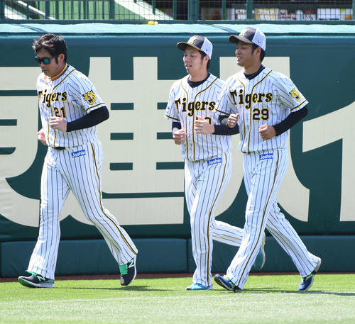 阪神対DeNA　外野で並んでランニングする左から岩田、青柳、高橋遥（撮影・奥田泰也）