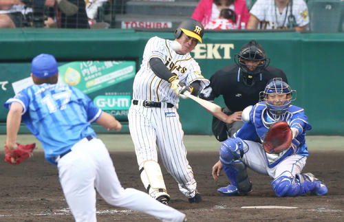 阪神対DeNA　9回裏阪神2死一塁、福留は右越えにサヨナラ2点本塁打を放つ。投手三嶋（撮影・上山淳一）